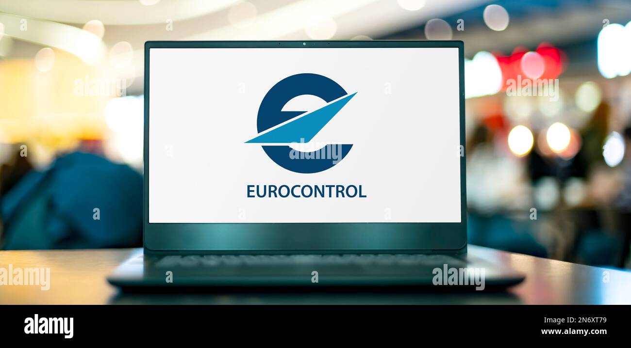 POZNAN, POL - 20 LUGLIO 2022: Computer portatile con il logo di Eurocontrol, l'Organizzazione europea per la sicurezza della navigazione aerea Foto Stock