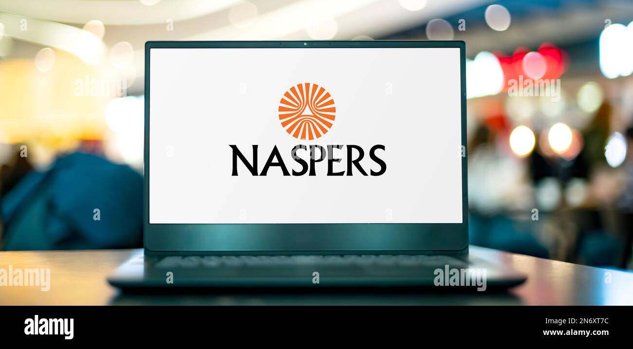 POZNAN, POL - 28 GIUGNO 2022: Computer portatile che visualizza il logo di Naspers, una holding con sede a Città del Capo, con partecipazioni nel retail online, Foto Stock