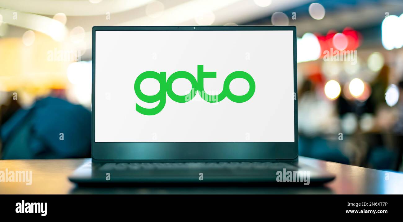 POZNAN, POL - 28 GIUGNO 2022: Computer portatile che visualizza il logo di PT GoTo Gojek Tokopedia Tbk, una holding indonesiana Foto Stock