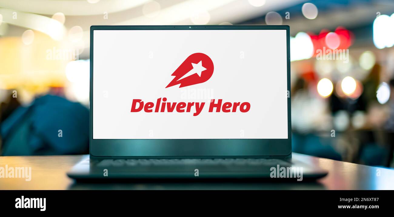 POZNAN, POL - 28 GIUGNO 2022: Computer portatile che visualizza il logo di Delivery Hero, un servizio multinazionale online di consegna di cibo con sede a Berlino, Germania Foto Stock