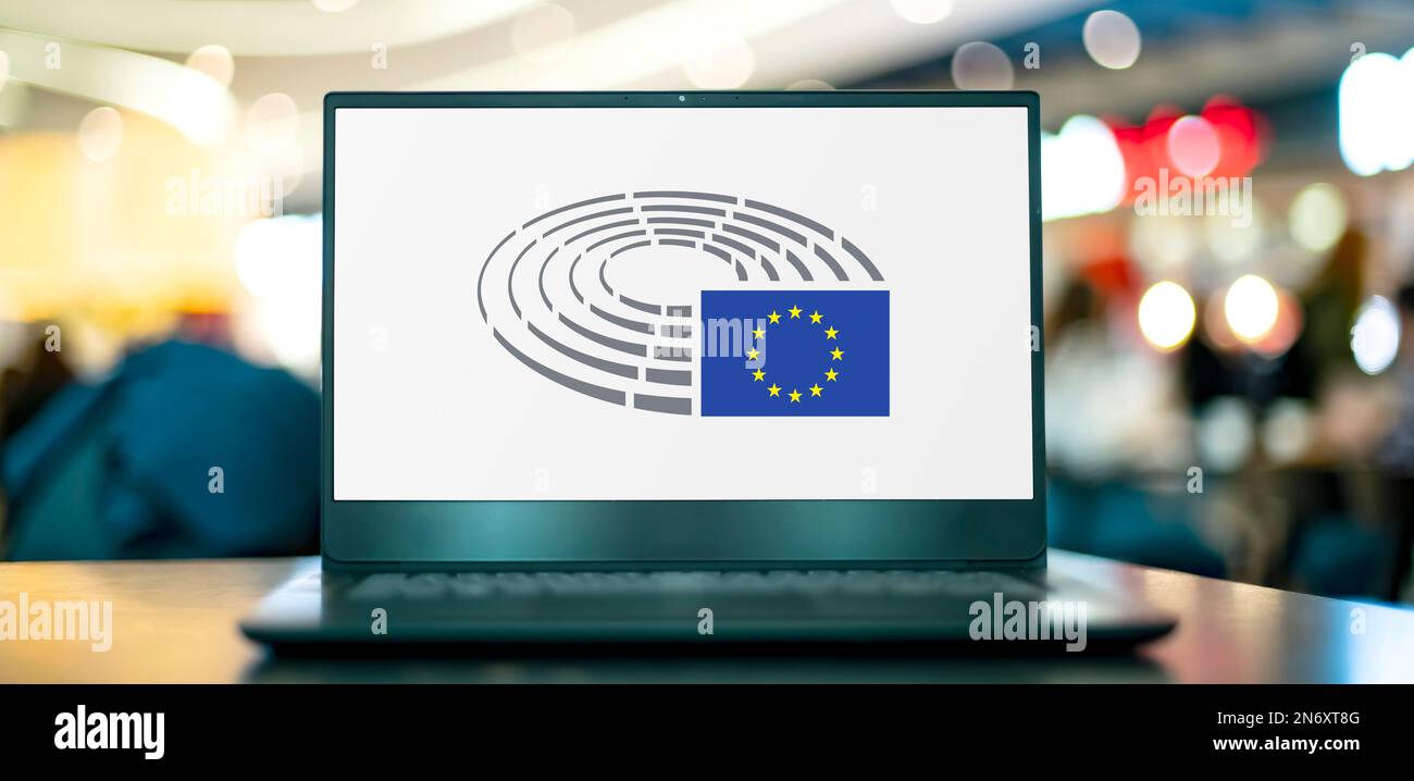 POZNAN, POL - 20 LUGLIO 2022: Computer portatile con logo del Parlamento europeo (PE), uno dei due organi legislativi dell'Unione europea e a. Foto Stock