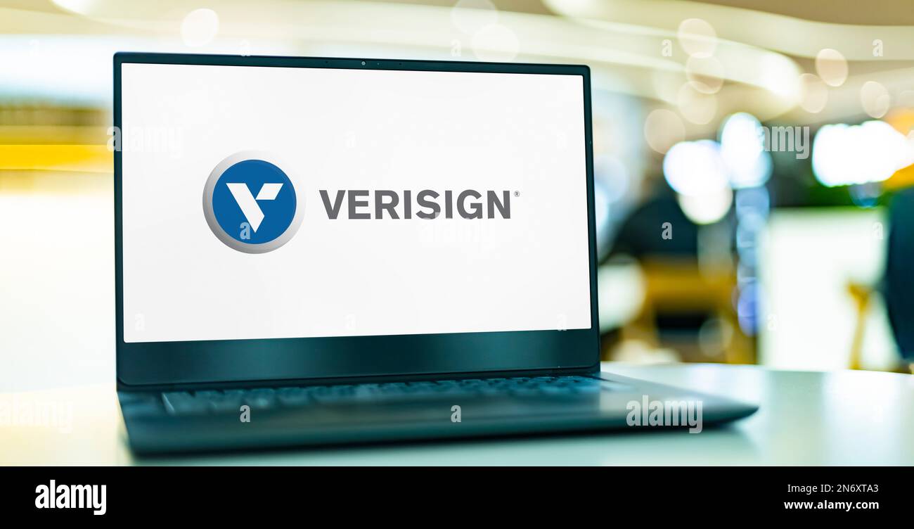 POZNAN, POL - 28 GIUGNO 2022: Computer portatile che visualizza il logo di VeriSign, una società che gestisce una vasta gamma di infrastrutture di rete, tra cui Foto Stock