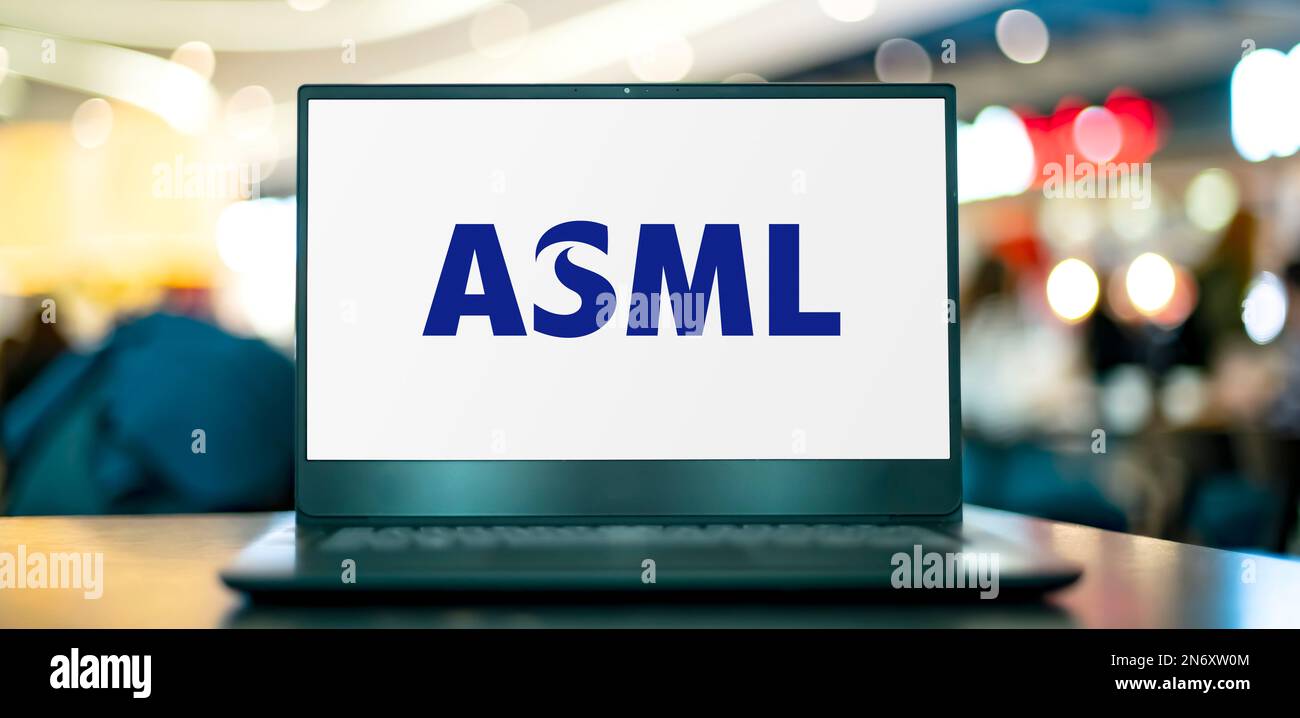 POZNAN, POL - 2 AGOSTO 2022: Computer portatile che visualizza il logo di ASML, una società olandese specializzata nello sviluppo e nella produzione di fotolitografia Foto Stock