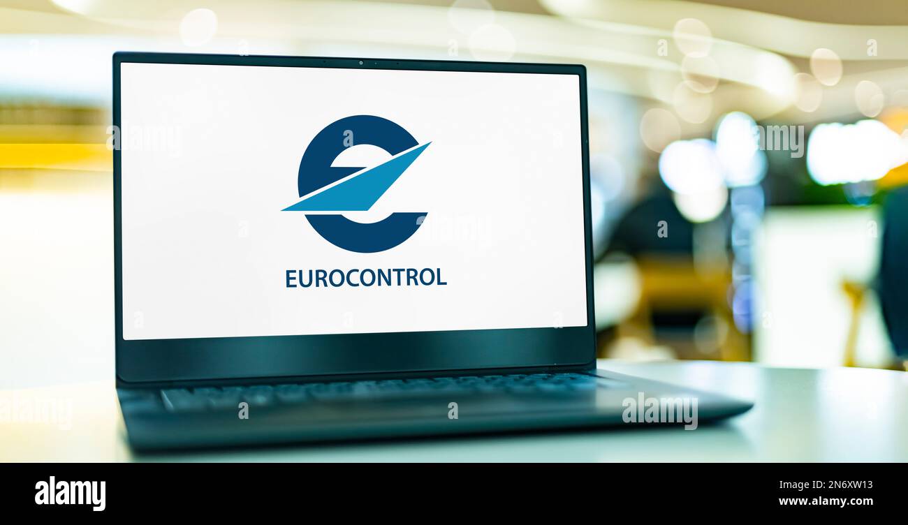 POZNAN, POL - 20 LUGLIO 2022: Computer portatile con il logo di Eurocontrol, l'Organizzazione europea per la sicurezza della navigazione aerea Foto Stock