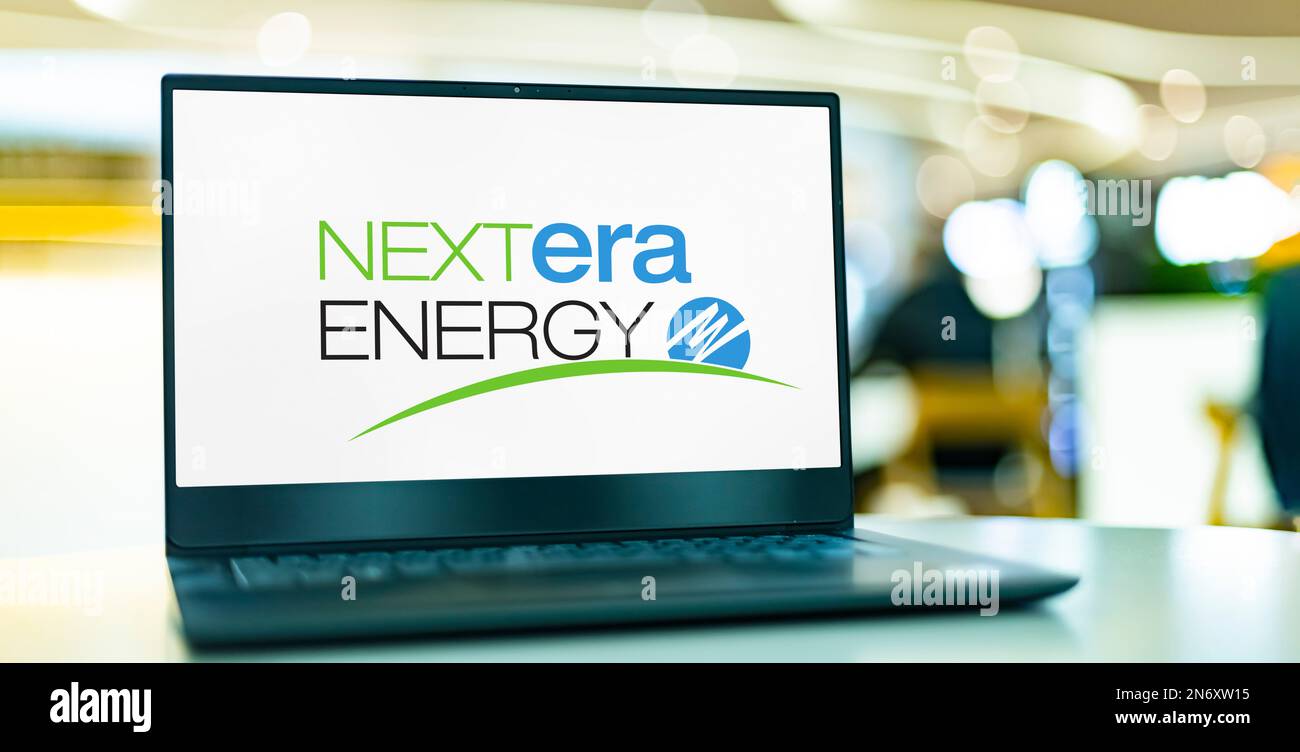 POZNAN, POL - 20 LUGLIO 2022: Computer portatile che visualizza il logo di NextEra Energy, una società americana di energia Foto Stock