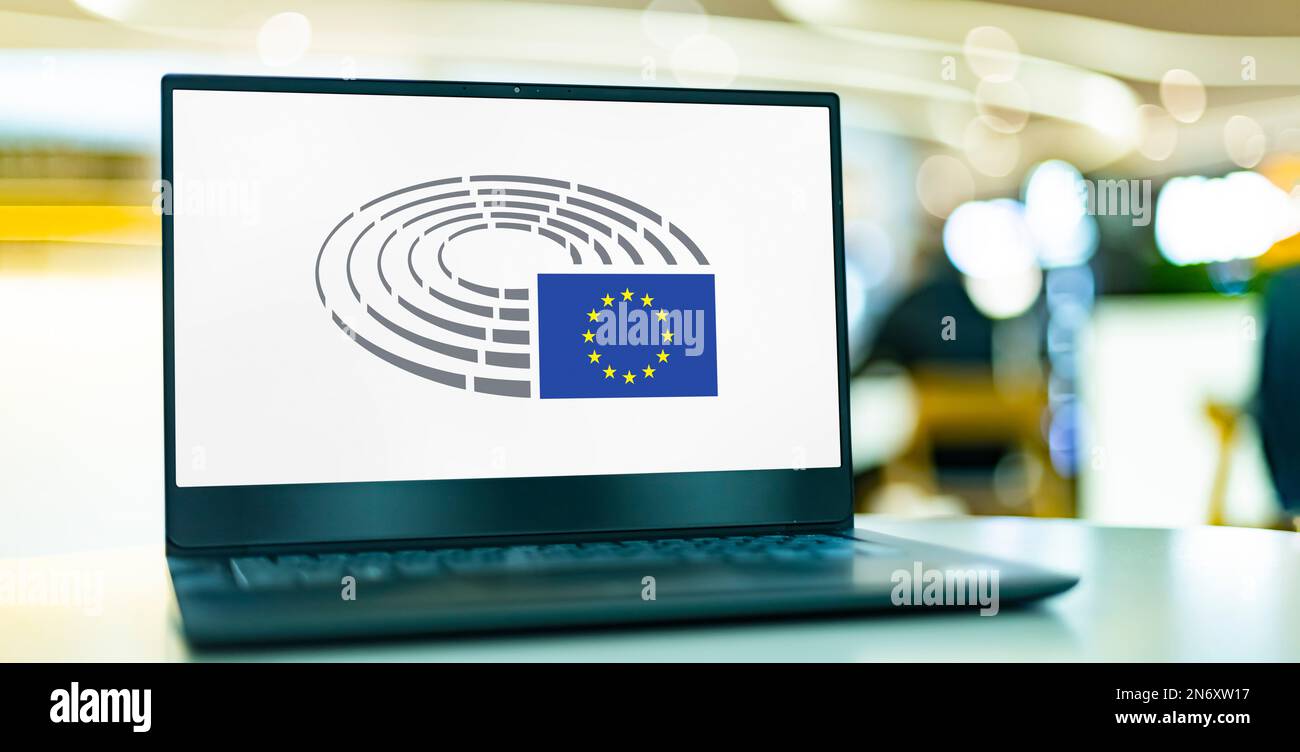 POZNAN, POL - 20 LUGLIO 2022: Computer portatile con logo del Parlamento europeo (PE), uno dei due organi legislativi dell'Unione europea e a. Foto Stock
