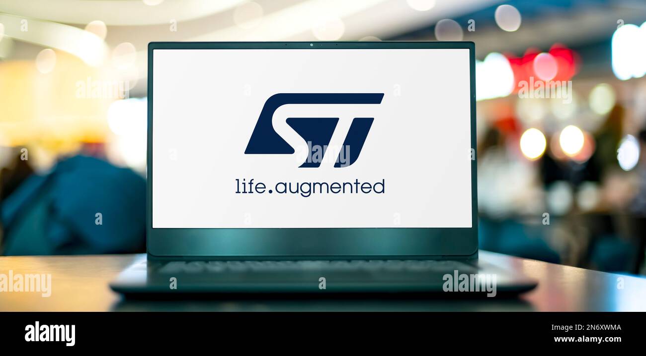 POZNAN, POL - 2 AGOSTO 2022: Computer portatile che visualizza il logo di STMicroelectronics, un produttore di elettronica e semiconduttori con sede a Swit Foto Stock