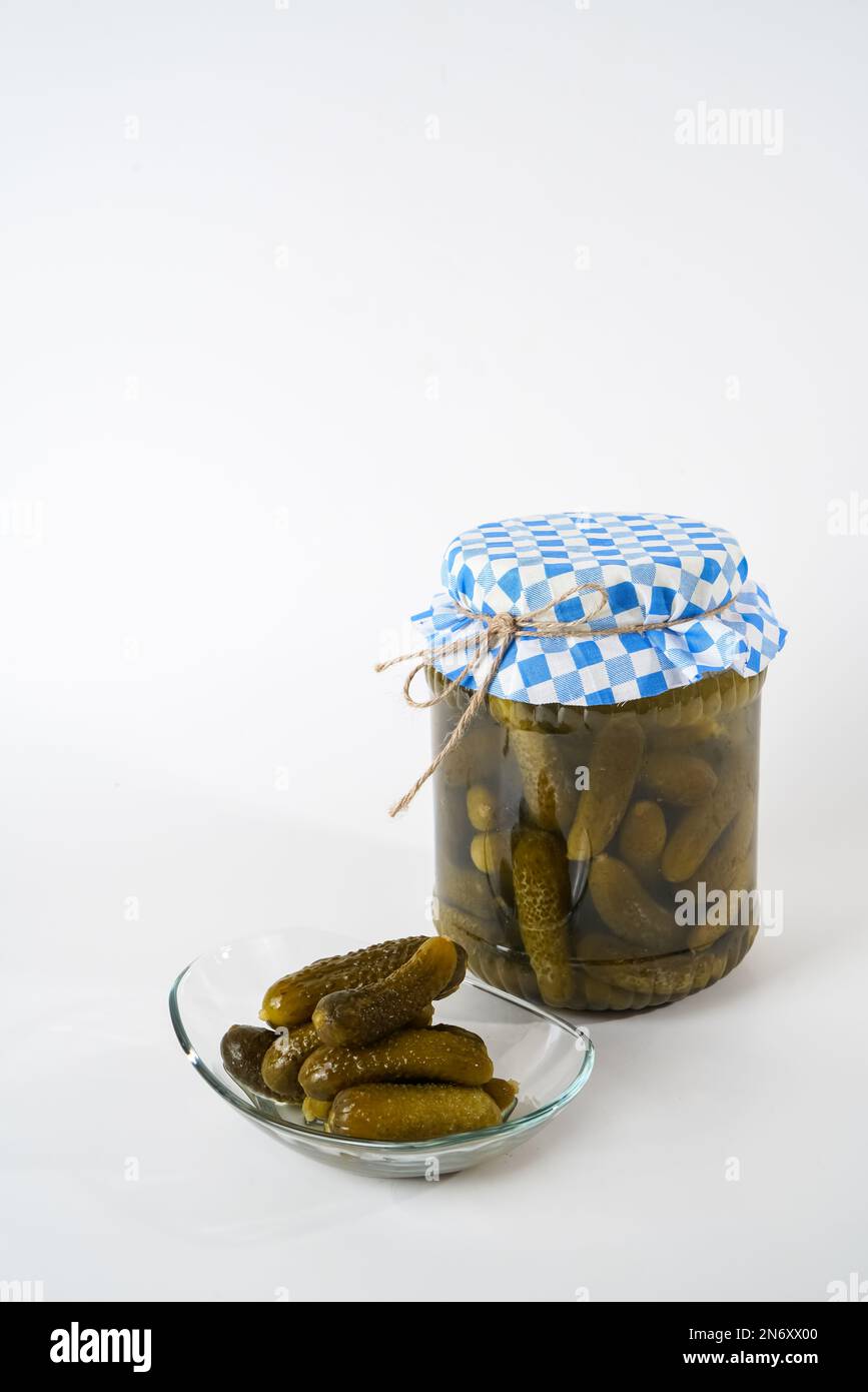 Cetrioli in vaso e lastra di vetro isolata su fondo bianco. Foto Stock