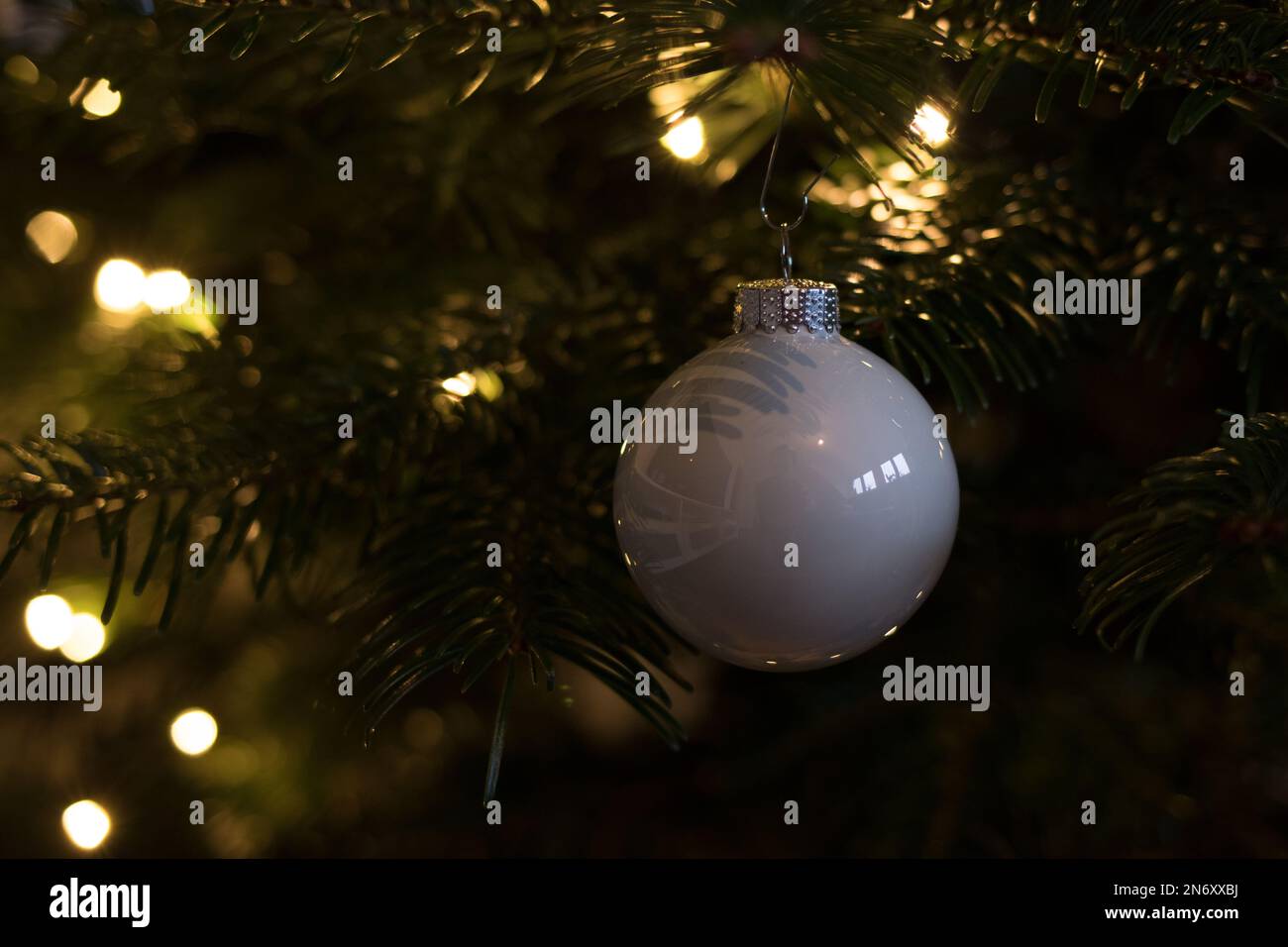 Palla albero di Natale su un abete Foto Stock
