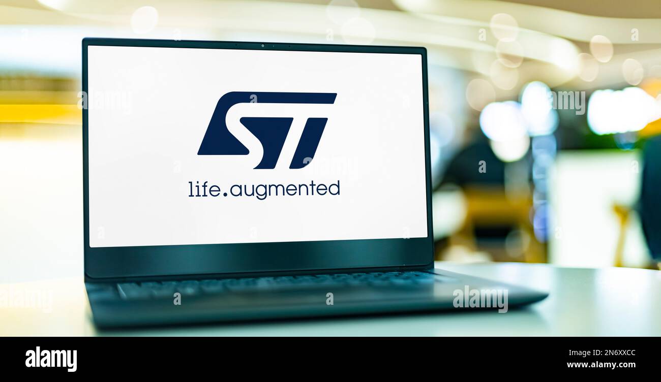 POZNAN, POL - 2 AGOSTO 2022: Computer portatile che visualizza il logo di STMicroelectronics, un produttore di elettronica e semiconduttori con sede a Swit Foto Stock