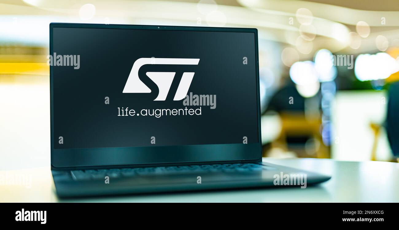 POZNAN, POL - 2 AGOSTO 2022: Computer portatile che visualizza il logo di STMicroelectronics, un produttore di elettronica e semiconduttori con sede a Swit Foto Stock