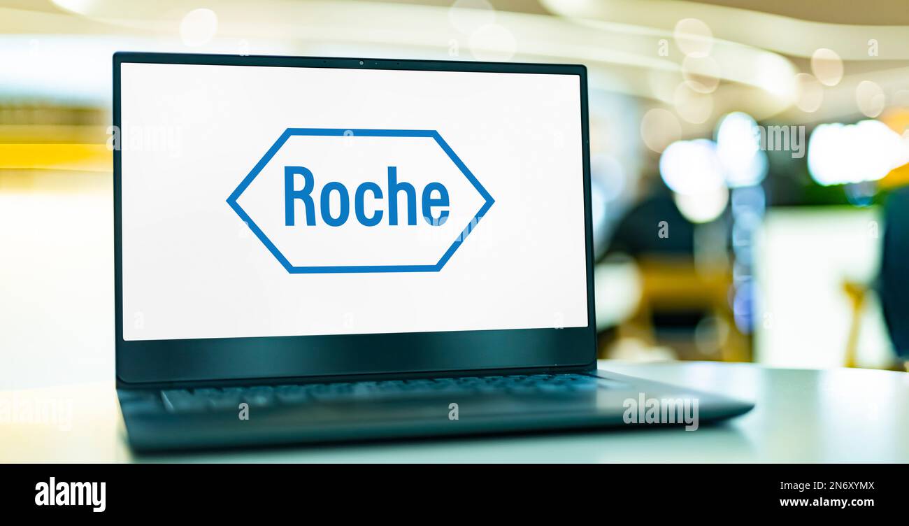 POZNAN, POL - 28 ottobre 2022: Computer portatile con logo di Roche, una multinazionale con sede a Basilea, Svizzera Foto Stock