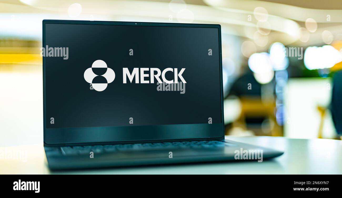 POZNAN, POL - 28 ottobre 2022: Computer portatile con logo di Merck, una multinazionale farmaceutica con sede a Rahway, New Jersey, Stati Uniti Foto Stock