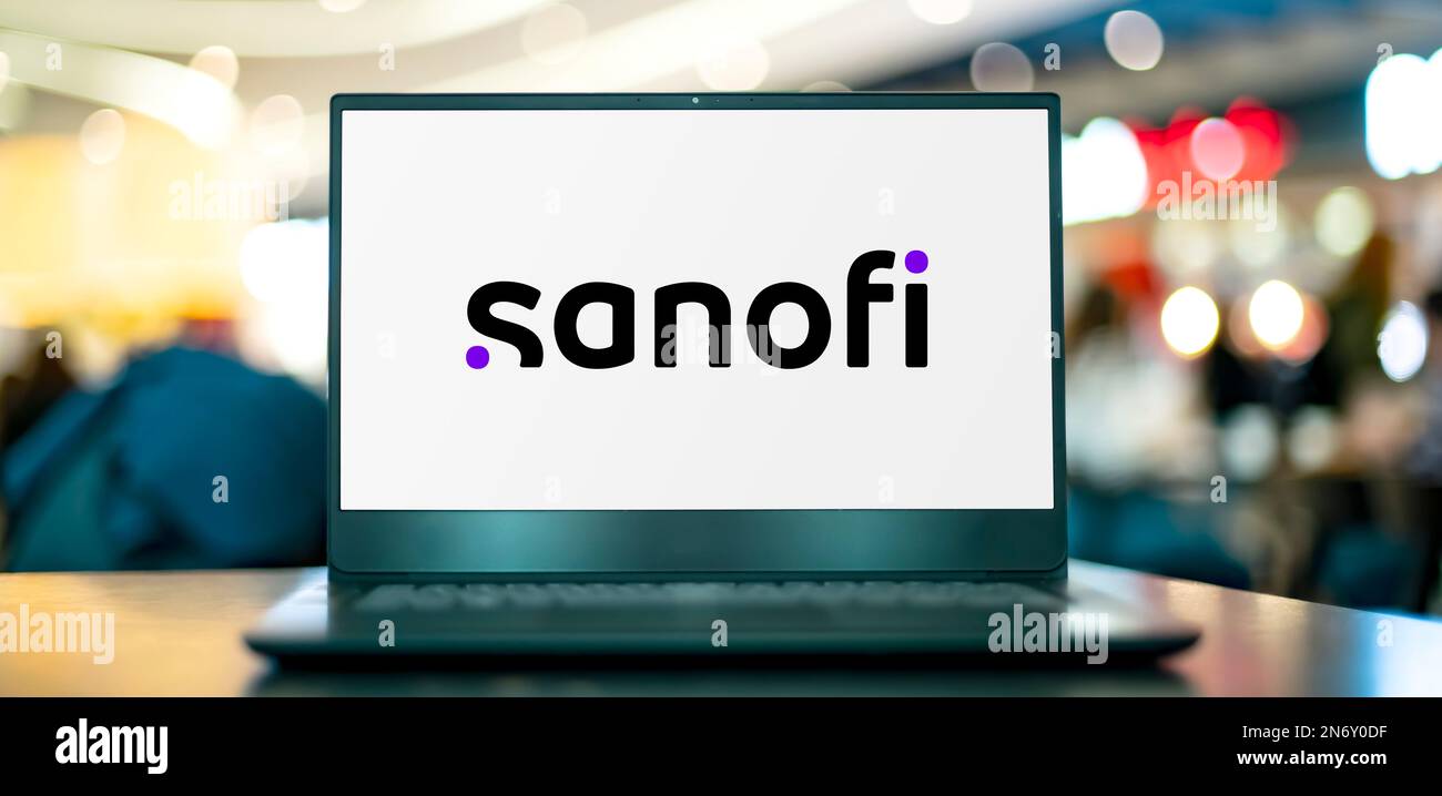 POZNAN, POL - 28 ottobre 2022: Computer portatile con logo di Sanofi, una società farmaceutica e sanitaria con sede a Parigi, Francia Foto Stock
