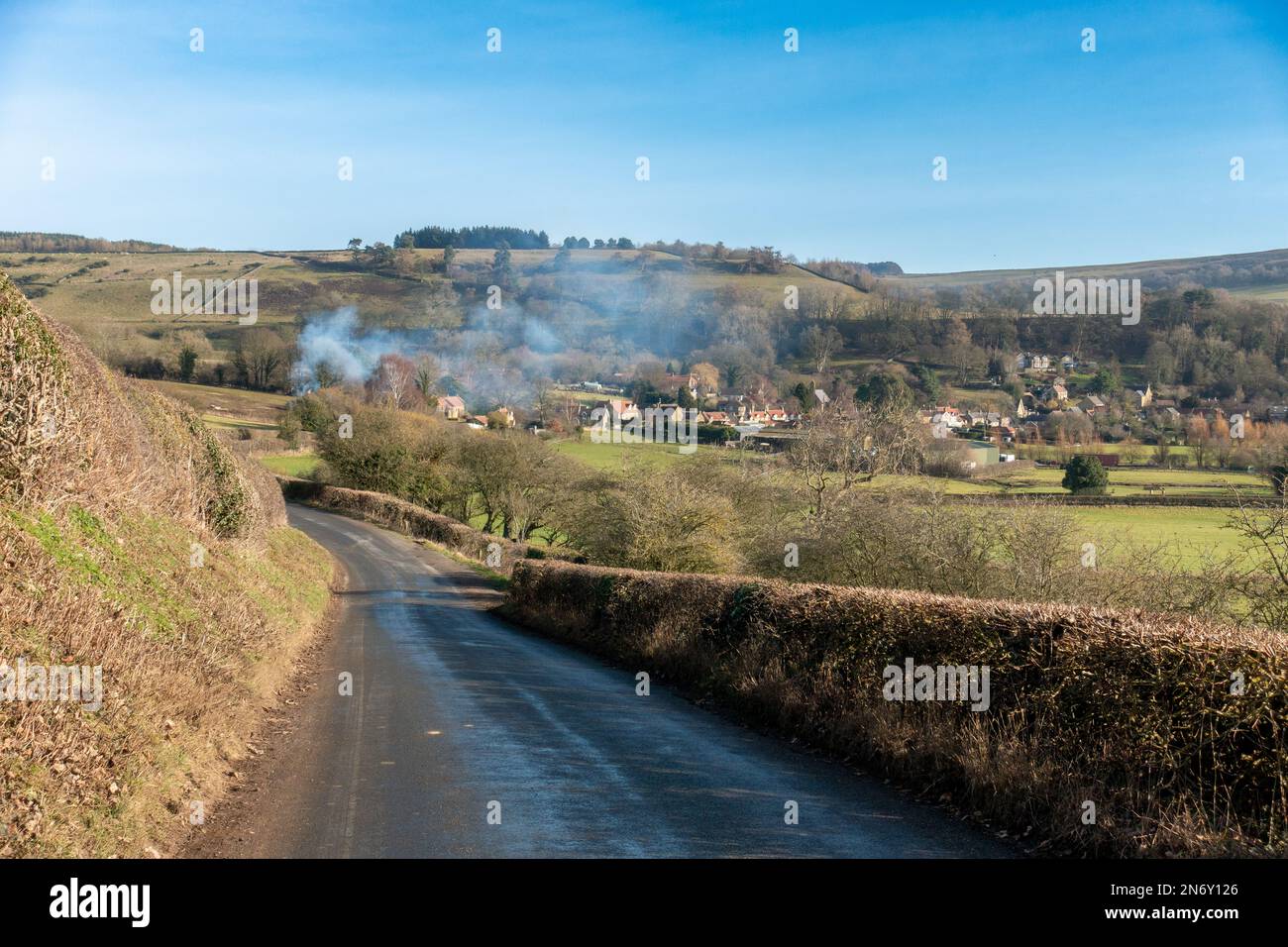 Villaggio di Buldby nel North York Moors in una bella giornata d'inverno con cielo blu e siepi rifiniti, North Yorkshire, Inghilterra, Regno Unito Foto Stock