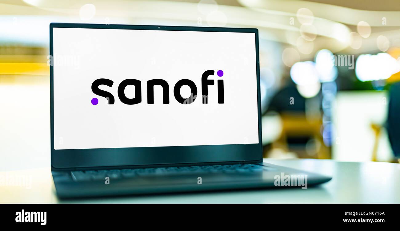 POZNAN, POL - 28 ottobre 2022: Computer portatile con logo di Sanofi, una società farmaceutica e sanitaria con sede a Parigi, Francia Foto Stock