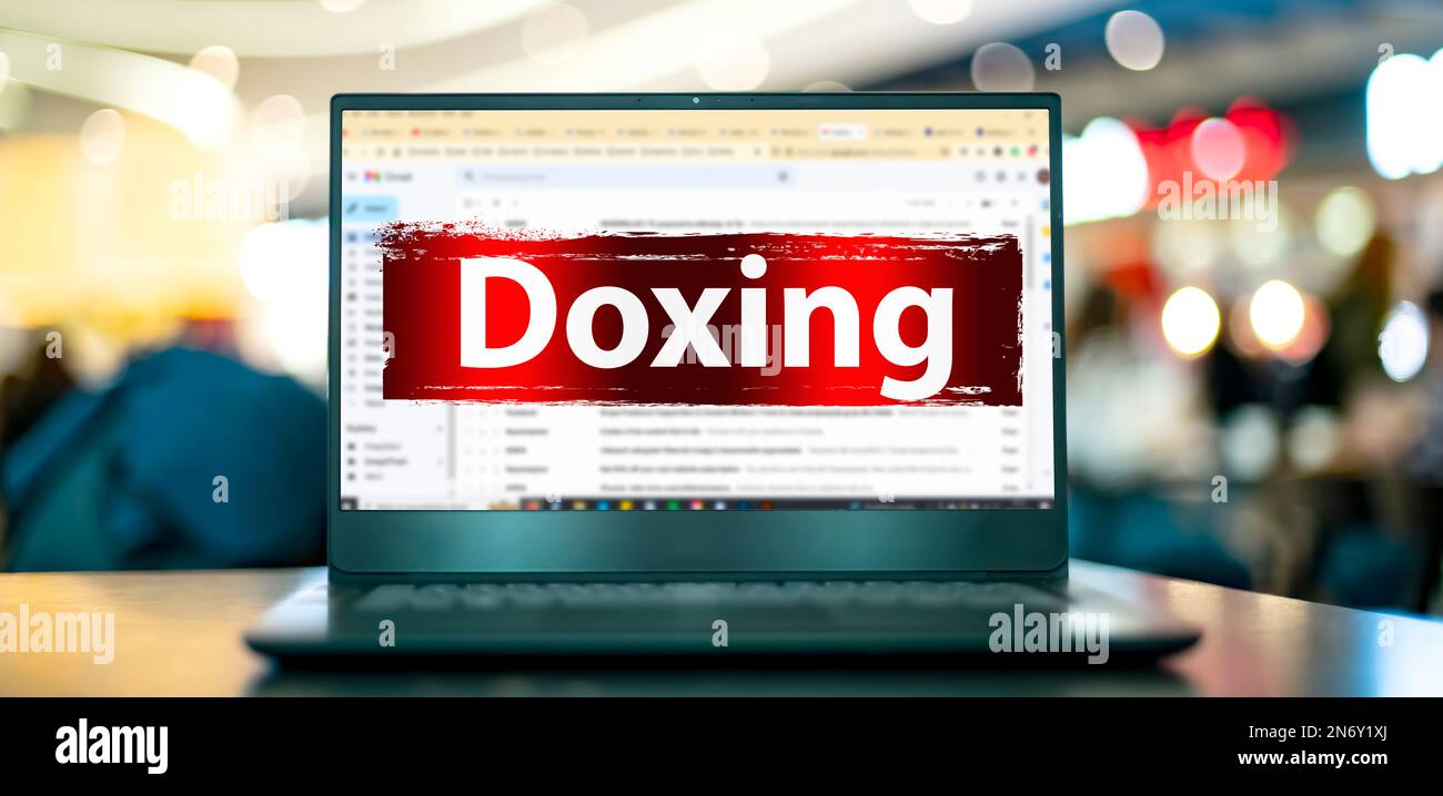 Computer portatile che mostra il segno di doxing su un sito di posta elettronica Internet Foto Stock