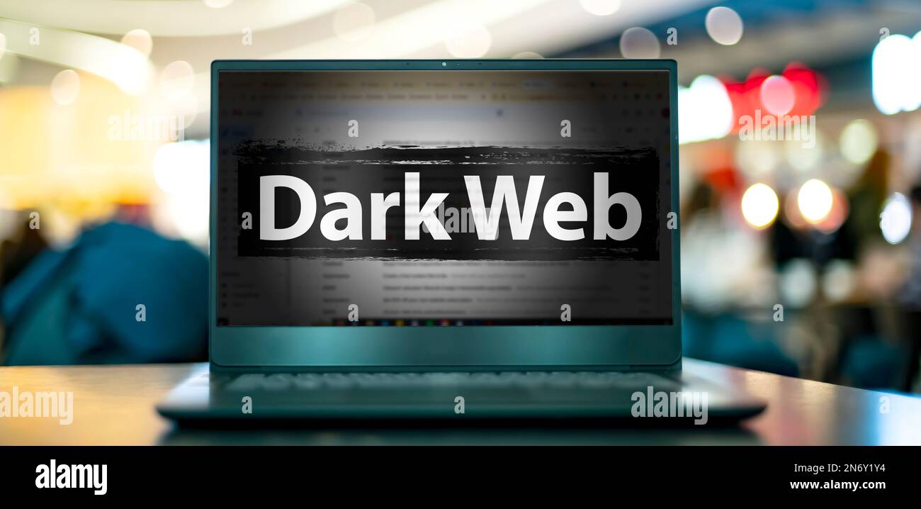 Computer portatile che visualizza il segnale di avviso del nastro scuro Foto Stock