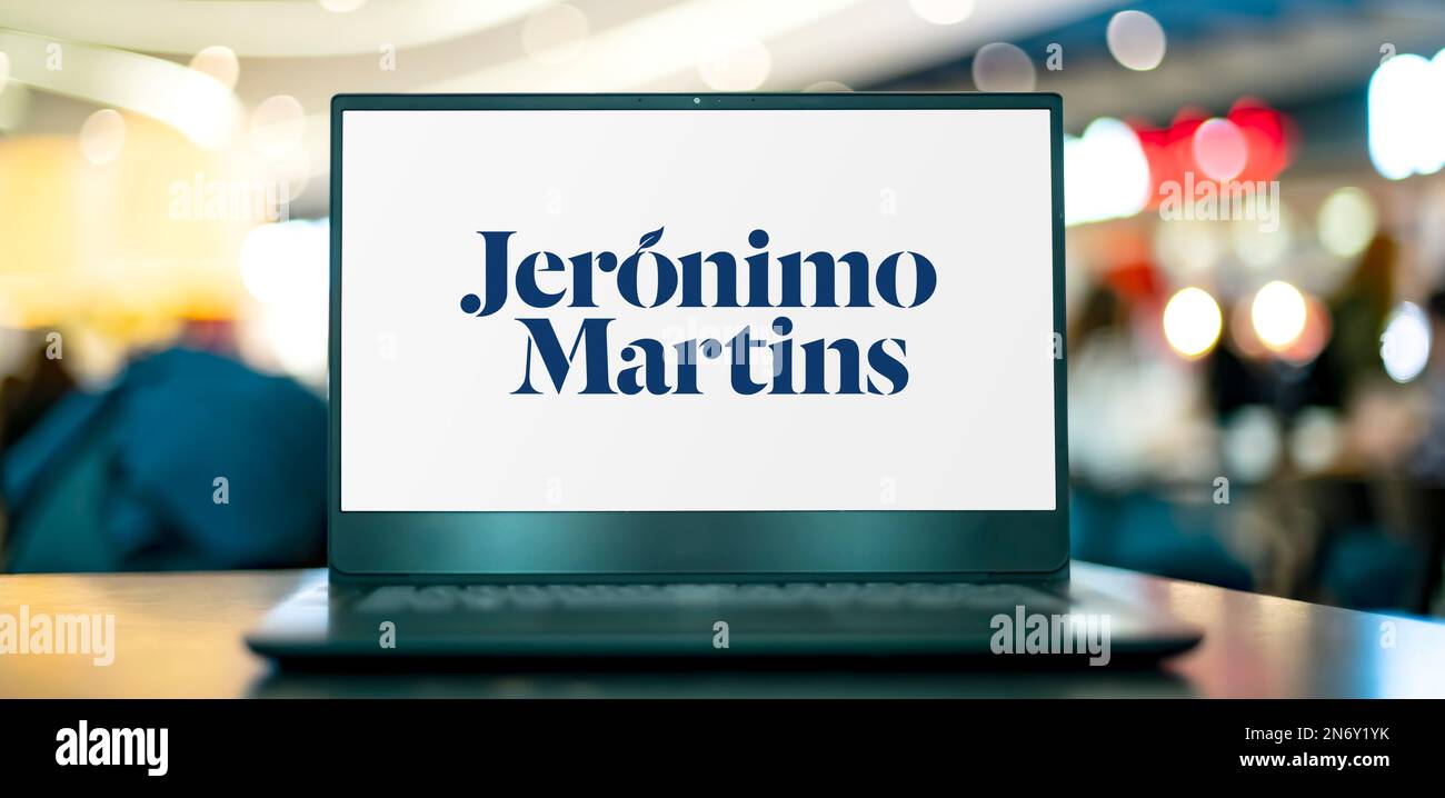 POZNAN, POL - 22 NOVEMBRE 2022: Computer portatile che mostra il logo di Jeronimo Martins, un gruppo aziendale portoghese che opera nella distribuzione di cibo e s. Foto Stock
