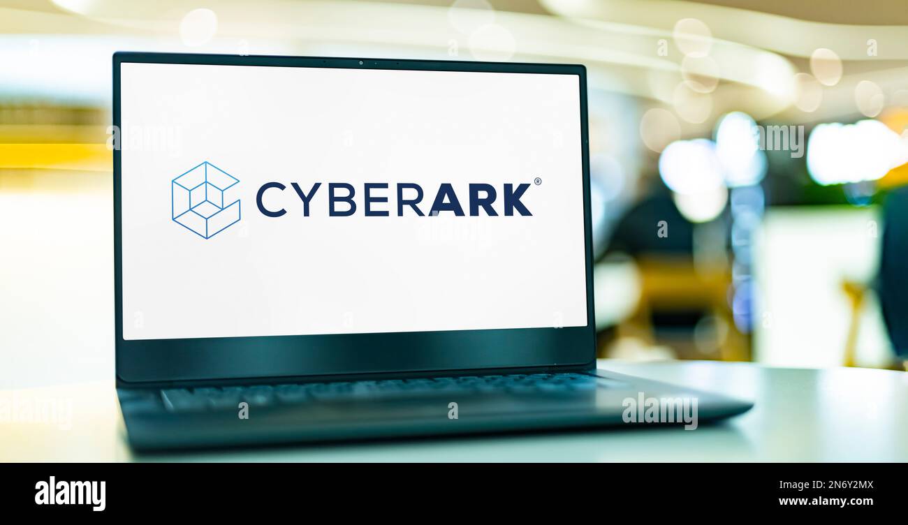POZNAN, POL - DEC 28, 2022: Computer portatile che visualizza il logo di CyberArk, una società di sicurezza delle informazioni che offre la gestione delle identità. Foto Stock