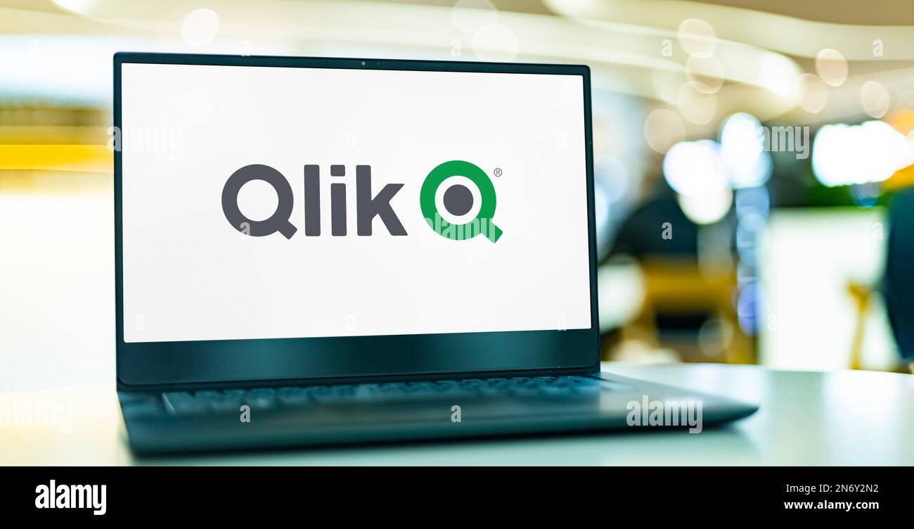 POZNAN, POL - DEC 28, 2022: Computer portatile con logo di Qlik, una piattaforma di analisi aziendale fondata nel 1993 a Lund, Svezia Foto Stock