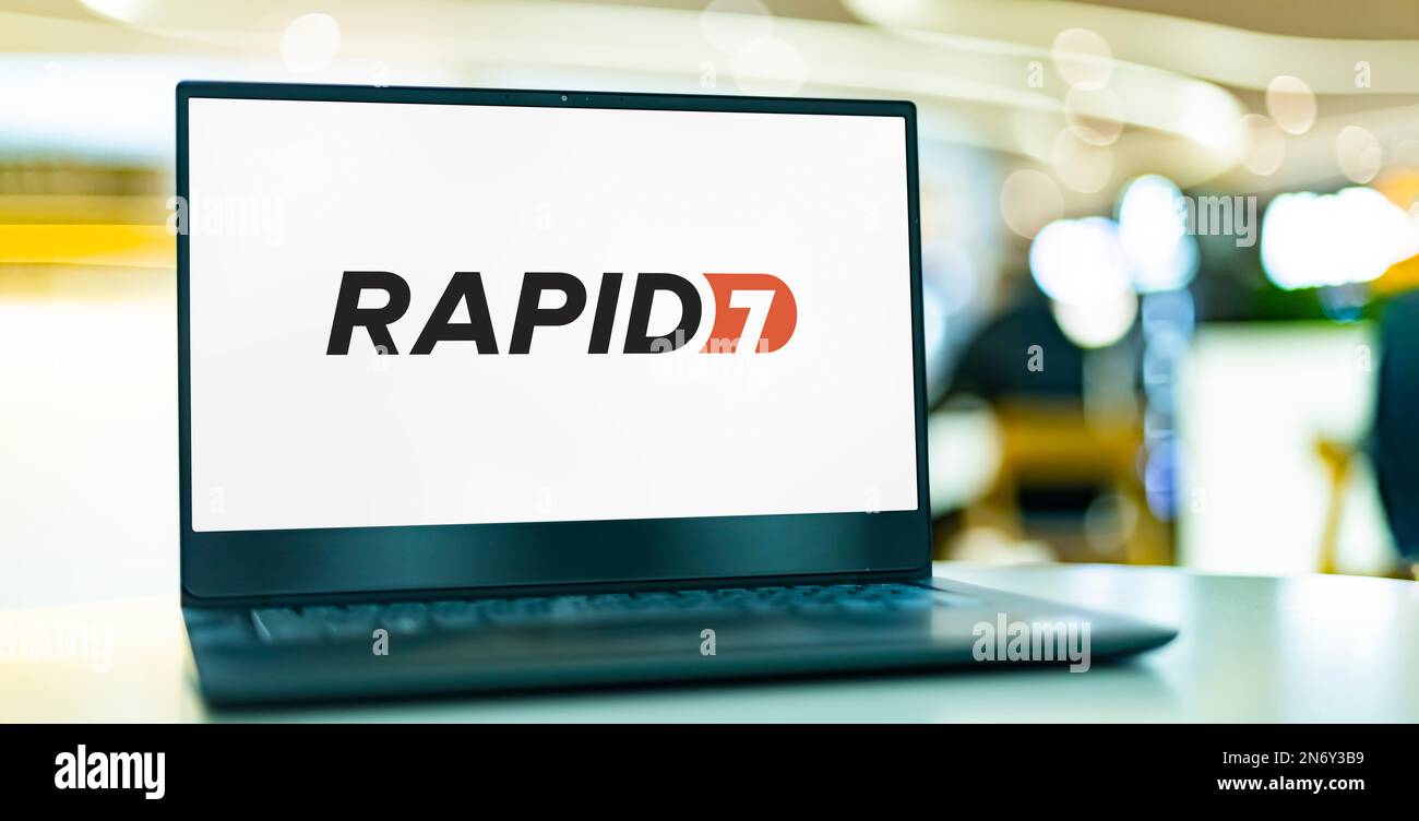 POZNAN, POL - DEC 28, 2022: Computer portatile che visualizza il logo di Rapid7, una società di sicurezza con sede a Boston, Massachusetts, USA Foto Stock