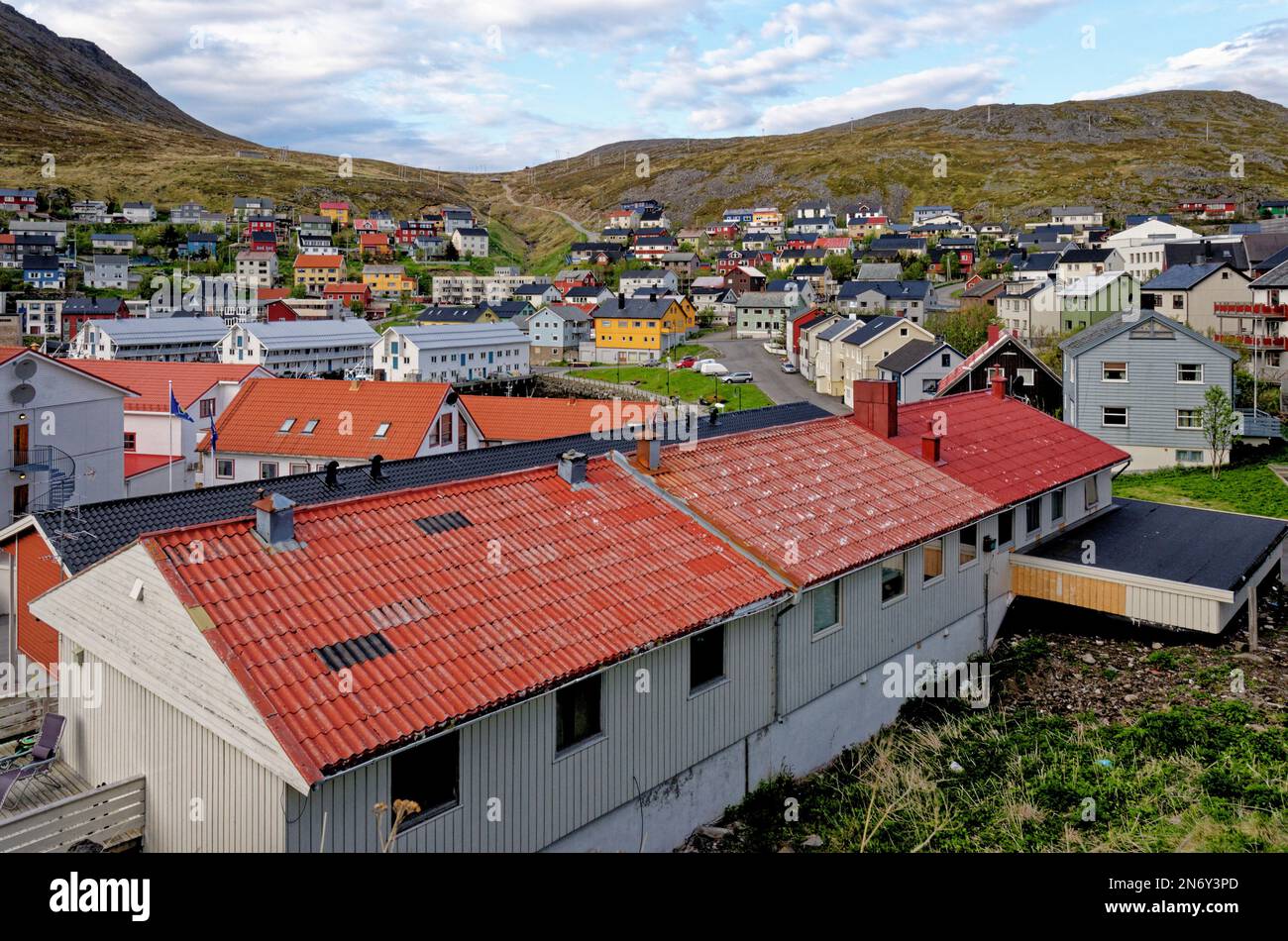 Paesaggio urbano di Honningsvag in estate - la città più settentrionale della Norvegia. Si trova nel comune di Nordkapp nella contea di Troms og Finnmark. 17th di Foto Stock