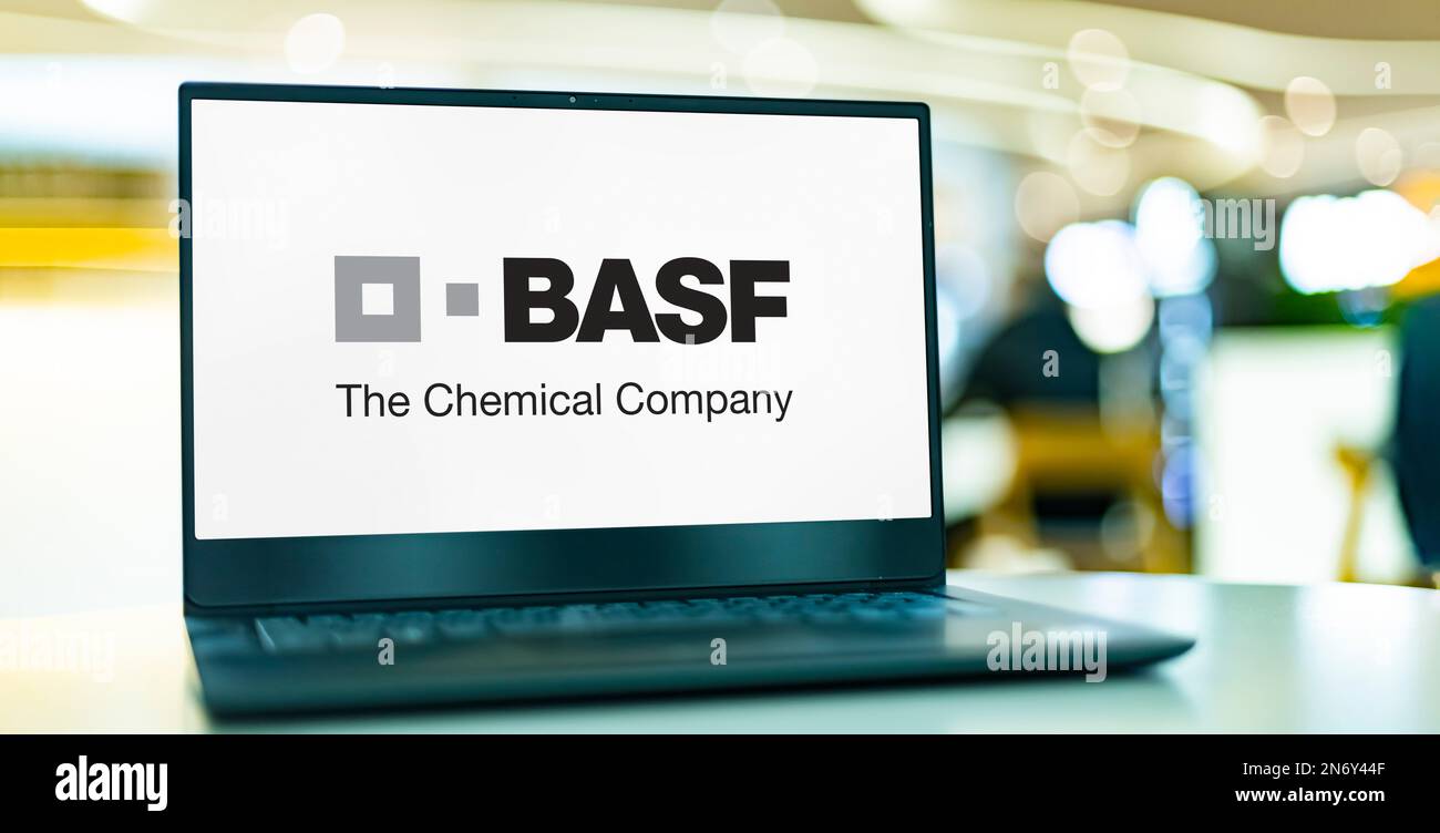 POZNAN, POL - DEC 28, 2022: Computer portatile con logo di BASF, una società chimica e il più grande produttore chimico del mondo, con sede centrale Foto Stock