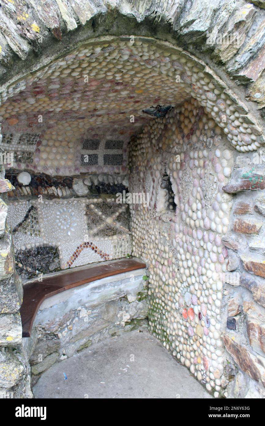 Grotta per sedili a guscio molto decorativa a Falmouth, Cornovaglia, Inghilterra, Regno Unito Foto Stock