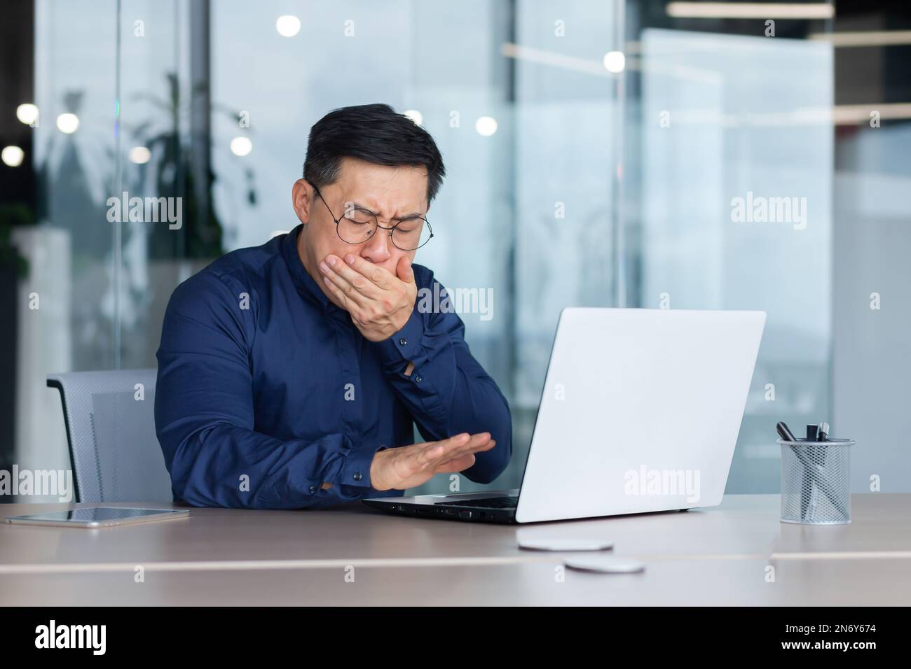 Uomo d'affari nausea e vomito in ufficio, uomo in camicia e bicchieri malati sul posto di lavoro. Foto Stock