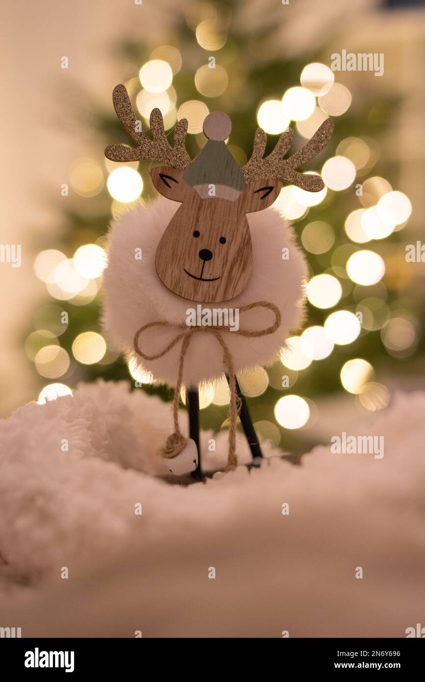 Decorazioni natalizie in legno naturale con renna Foto Stock