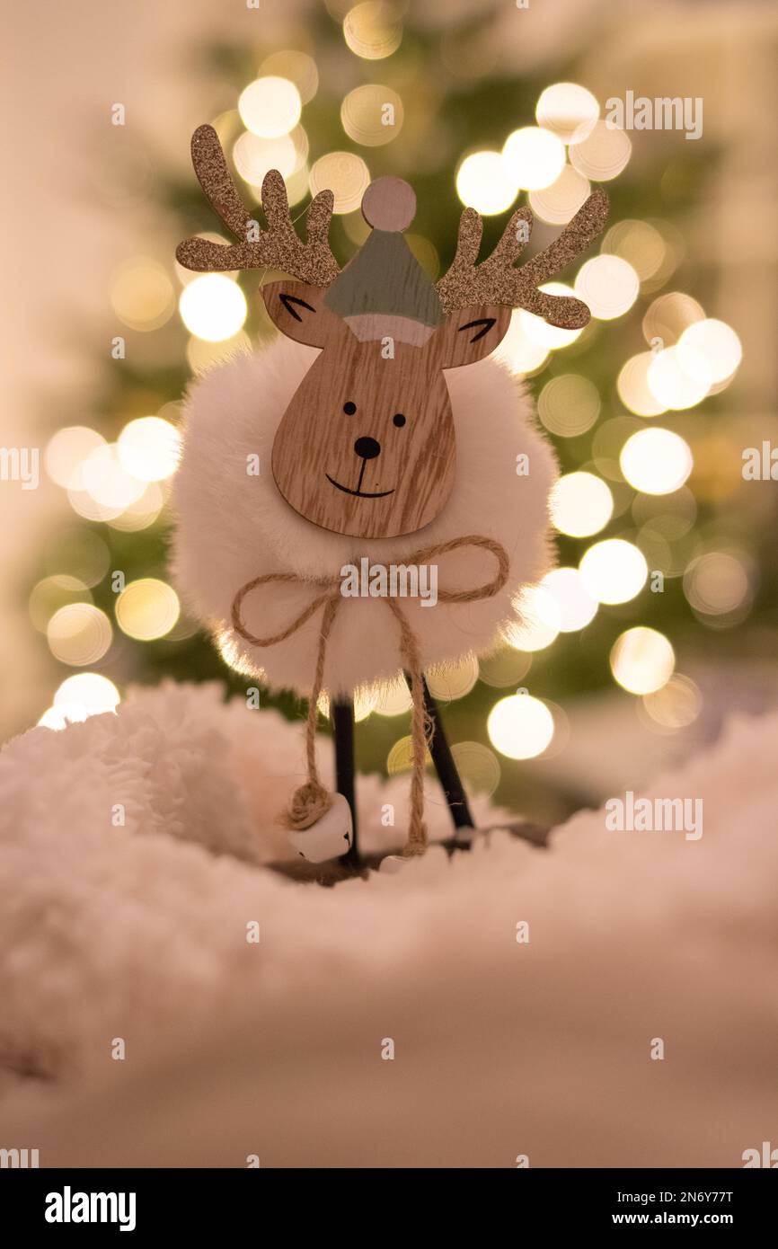 Decorazioni natalizie in legno naturale con renna Foto Stock