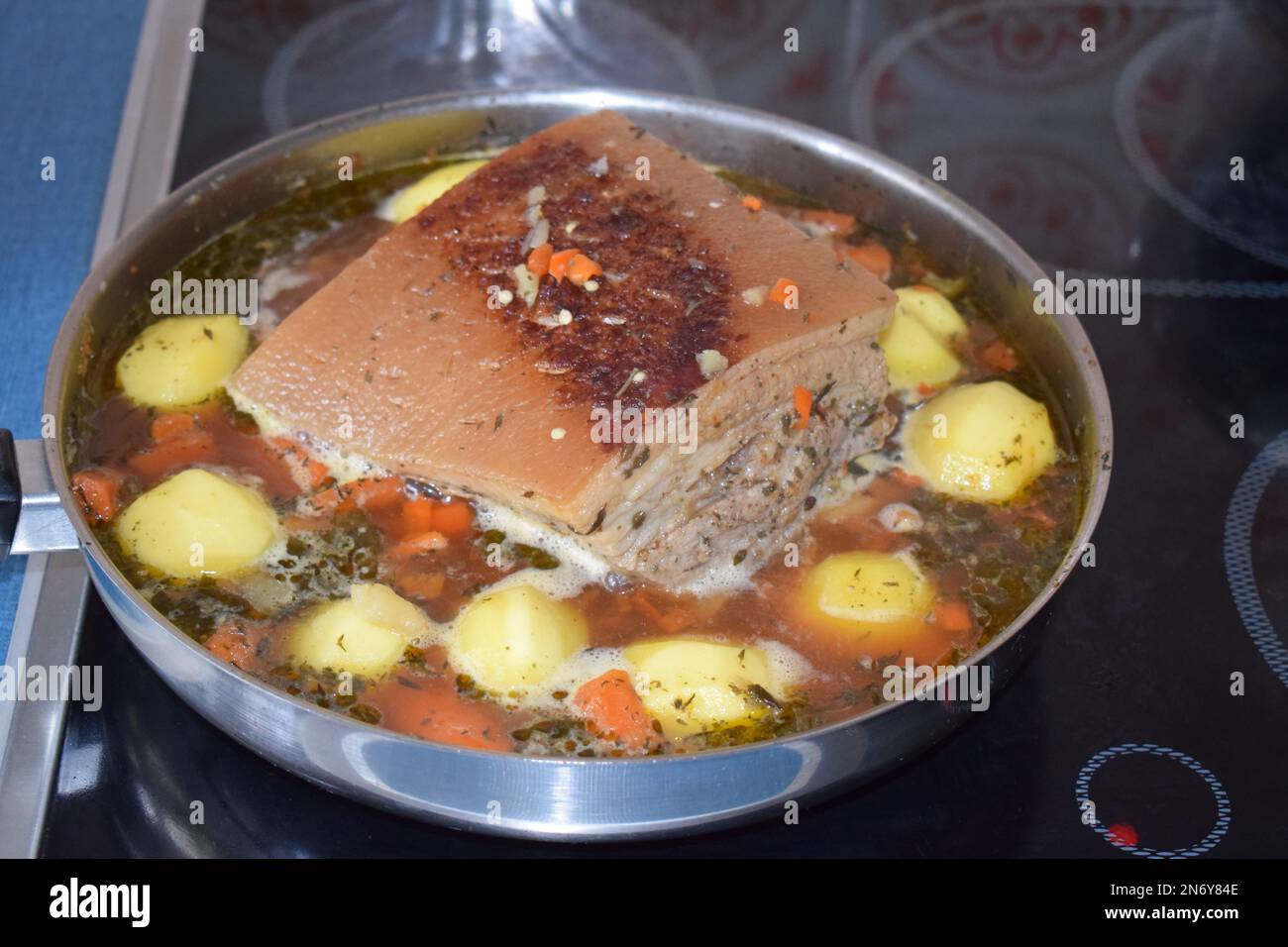 una pancetta arrosto in un piatto unico Foto Stock