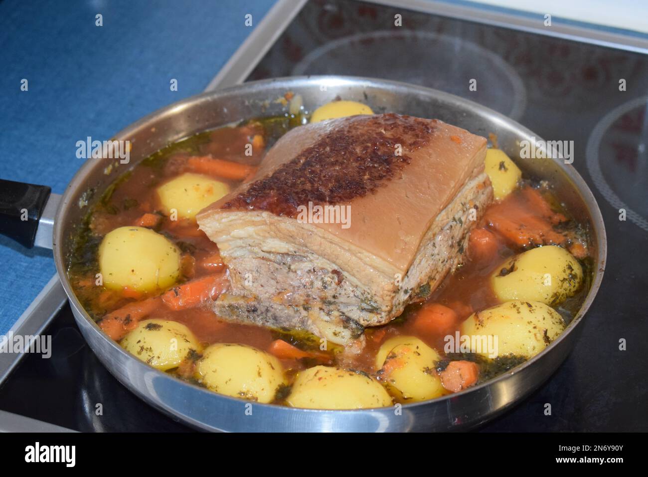 una pancetta arrosto in un piatto unico Foto Stock