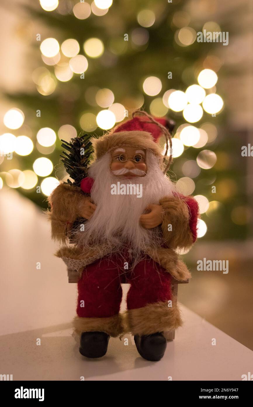 Figura di Babbo Natale seduta su una sedia Foto Stock