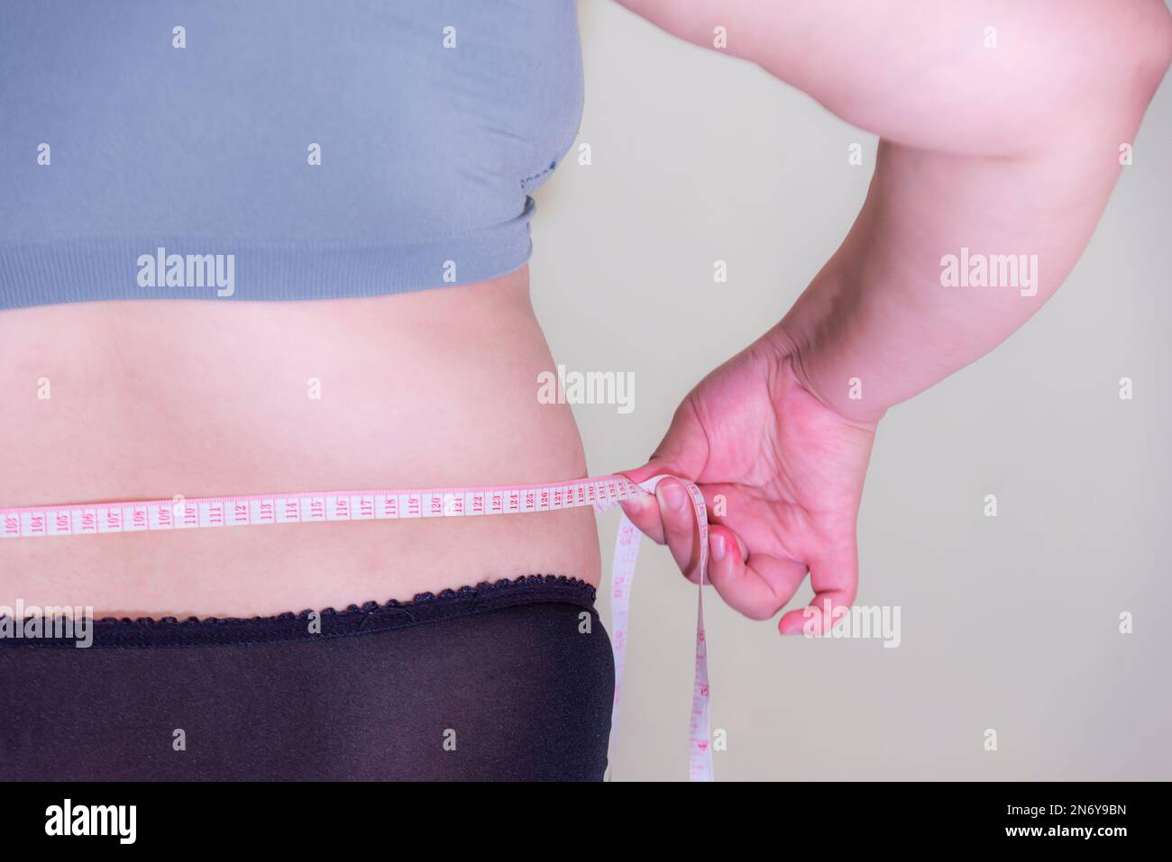 Donna grassa, forma il muscolo sano dello stomaco e lo stile di vita di dieta, per ridurre il concetto di pancia. Foto Stock