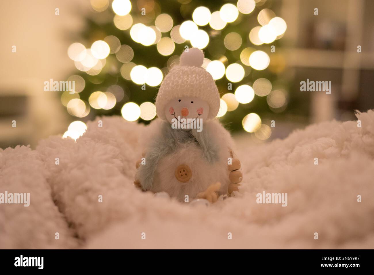 Figura Snowman con luci bokeh sullo sfondo Foto Stock