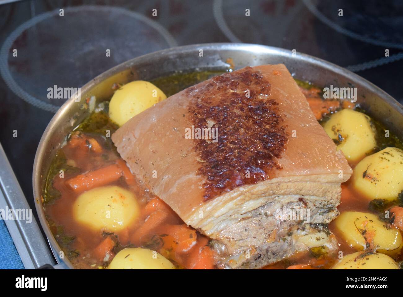 una pancetta arrosto in un piatto unico Foto Stock