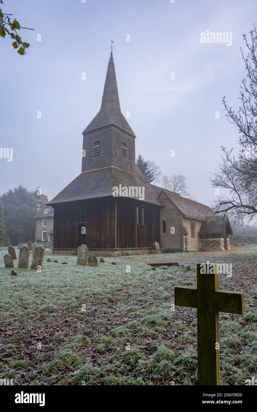 Chiesa di San MargaretÕs Margaretting su una fredda mattina d'inverno nebbia. Foto Stock