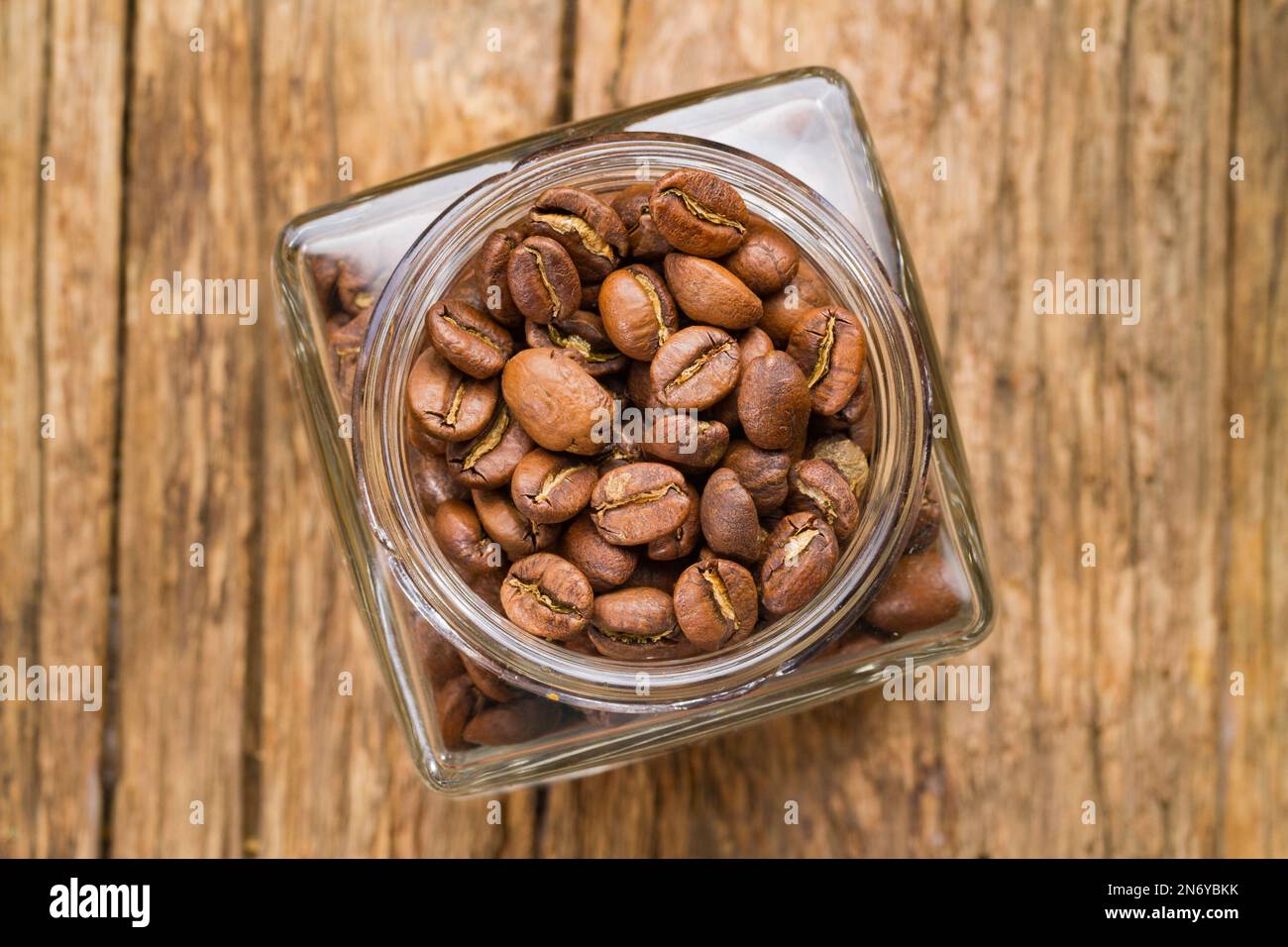 Caffè in grani arrosto in contenitore, caffè colombiano Foto stock - Alamy