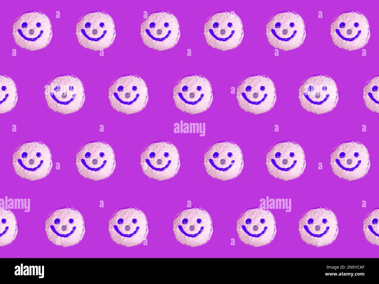 Viso sorridente fiocchi di cocco Jelly Donuts modello su Lilac sfondo viola Foto Stock