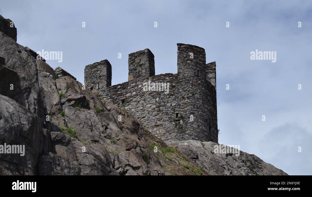 Vista su Castelgrande, uno dei tre castelli medievali della città svizzera di Bellinzona, patrimonio dell'umanità dell'UNESCO Foto Stock