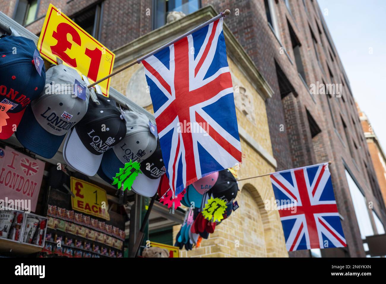 Londra, Regno Unito. 10 febbraio 2023. Union Jacks su un negozio di souvenir a Oxford Street. L'Ufficio per le statistiche nazionali (ONS) ha riportato un calo del 0,5% della produzione economica nel mese di dicembre, in parte a causa di un'azione di sciopero, con il Regno Unito che si limita a evitare di cadere in recessione nel 2022 dopo che l'economia ha visto una crescita zero tra ottobre e dicembre. Jeremy Hunt, Cancelliere dello scacchiere, ha detto che le cifre mostrano 'capacità di recupero di fondo', ma ha detto 'non siamo fuori dai boschi'. Tuttavia, la Banca d'Inghilterra si aspetta ancora che il Regno Unito entri in recessione nel 2023. Credit: Stephen Chung / Alamy Live News Foto Stock