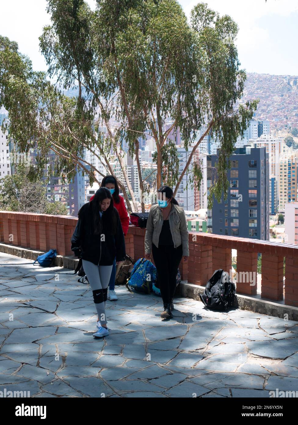 La Paz, Bolivia - 1 2022 ottobre: Giovani donne boliviane che praticano una popolare danza folcloristica boliviana chiamata 'Caporales' Foto Stock