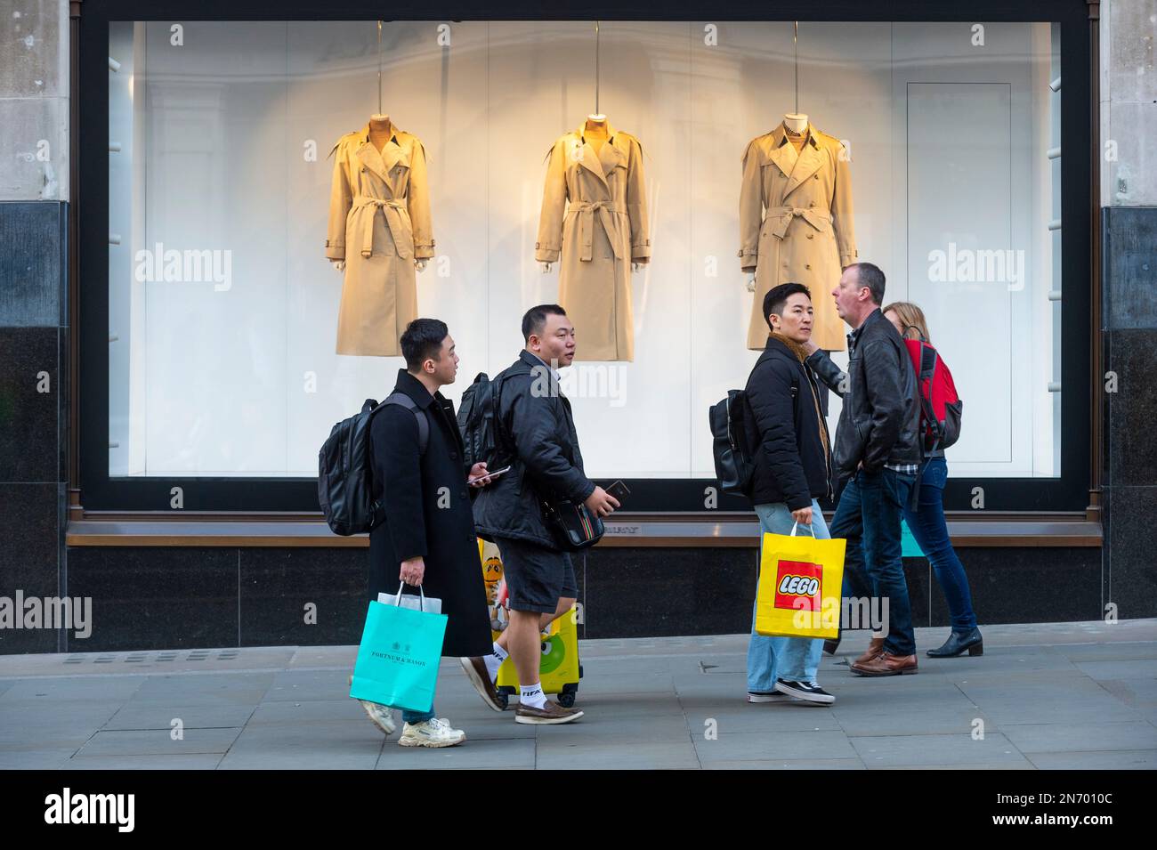 Londra, Regno Unito. 10 febbraio 2023. I turisti che acquistano passano per il negozio Burberry in Regent Street. L'Ufficio per le statistiche nazionali (ONS) ha riportato un calo del 0,5% della produzione economica nel mese di dicembre, in parte a causa di un'azione di sciopero, con il Regno Unito che si limita a evitare di cadere in recessione nel 2022 dopo che l'economia ha visto una crescita zero tra ottobre e dicembre. Jeremy Hunt, Cancelliere dello scacchiere, ha detto che le cifre mostrano 'capacità di recupero di fondo', ma ha detto 'non siamo fuori dai boschi'. Tuttavia, la Banca d'Inghilterra si aspetta ancora che il Regno Unito entri in recessione nel 2023. Credit: Stephen Chung / Alamy Live News Foto Stock