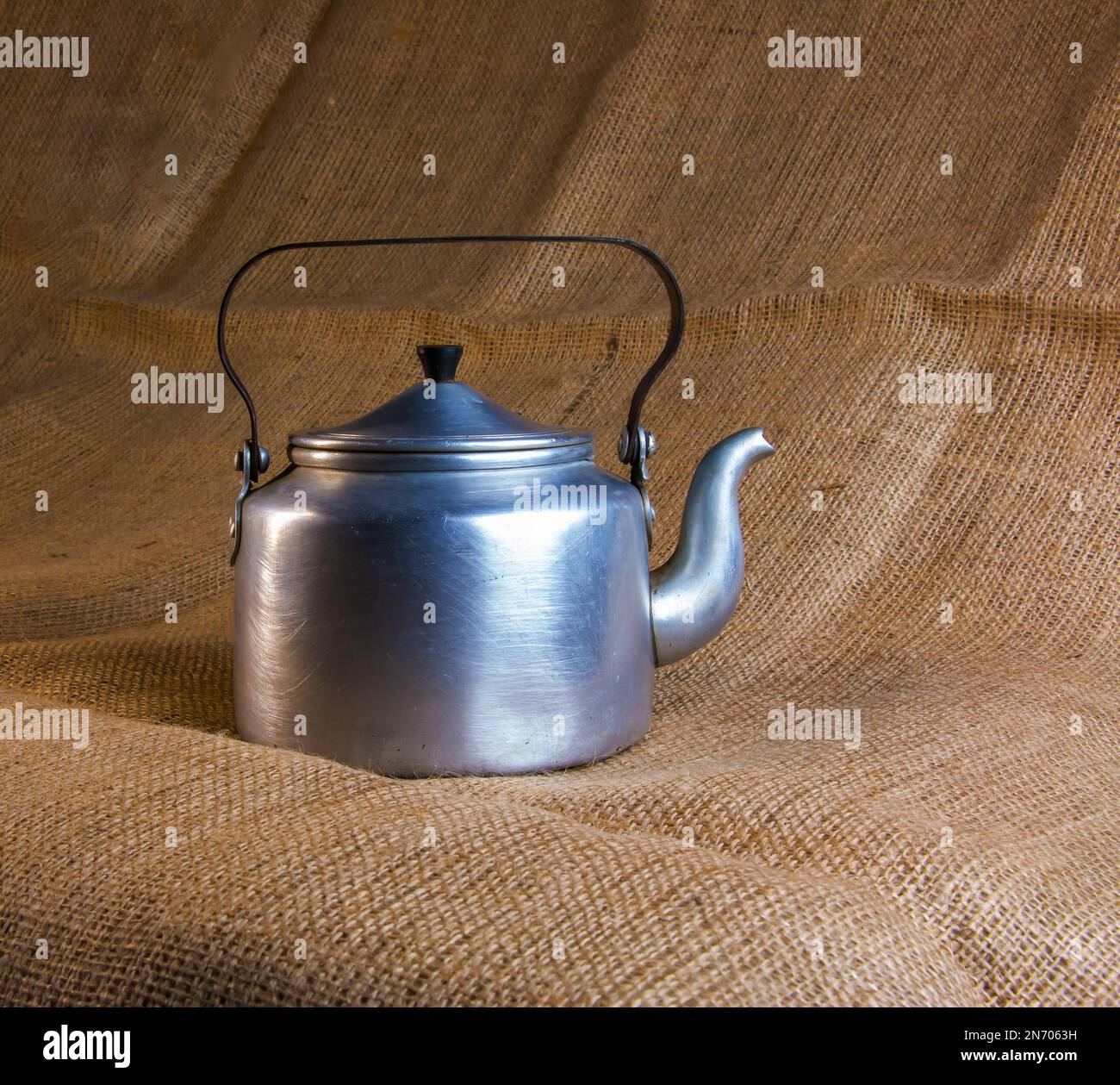 Teiera elettrica rossa in stile vintage all'interno della cucina Foto stock  - Alamy