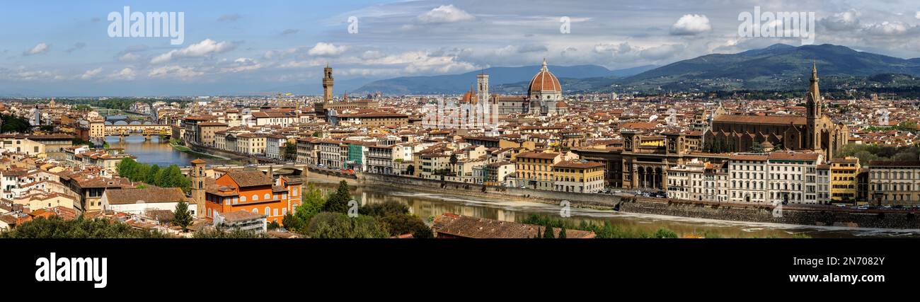 Vista sul fiume Arno, sul Palazzo Vecchio e sul Duomo di Firenze in una giornata di sole in primavera. Foto Stock