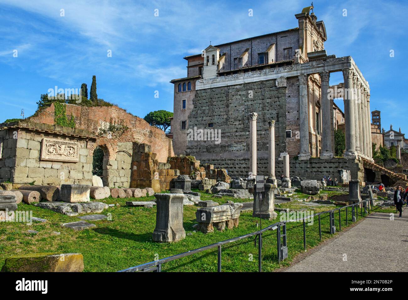 Blick auf Tempel von Pius Faustina auf Forum Romanum, im Vordergrund Links Rugen von Baslica Aemilia, Rom, Lazio, Italien, Europa Foto Stock