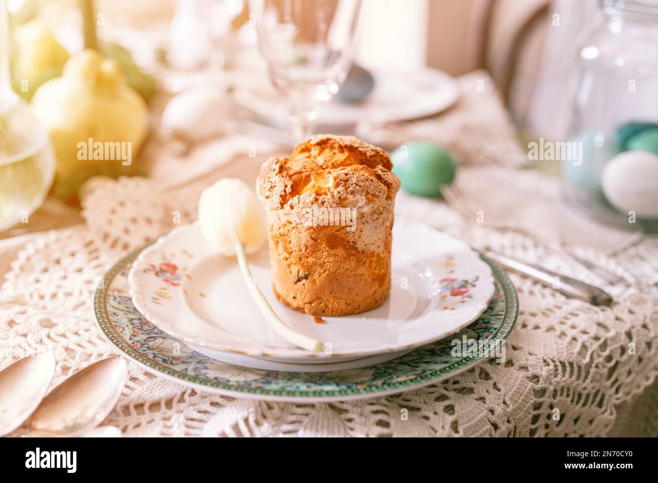 buona pasqua in primavera. torta naturale fatta in casa sul piatto sul tavolo. arredamento festivo. cibo tradizionale. paese sofisticato Foto Stock
