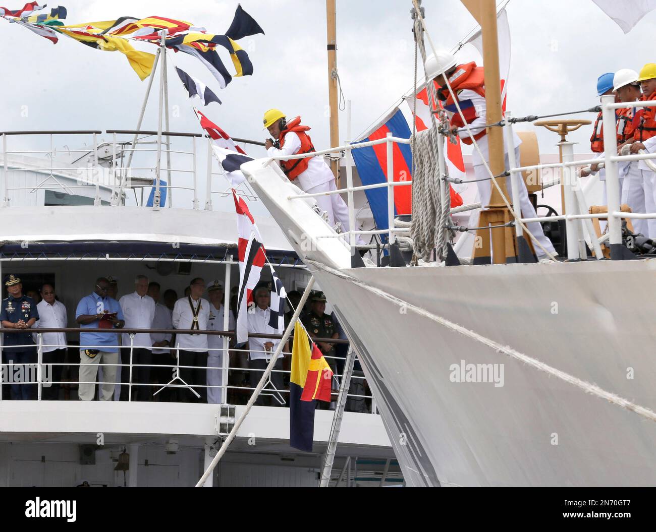 Philippine President Benigno Aquino III, Fifth From Left, Looks At The ...